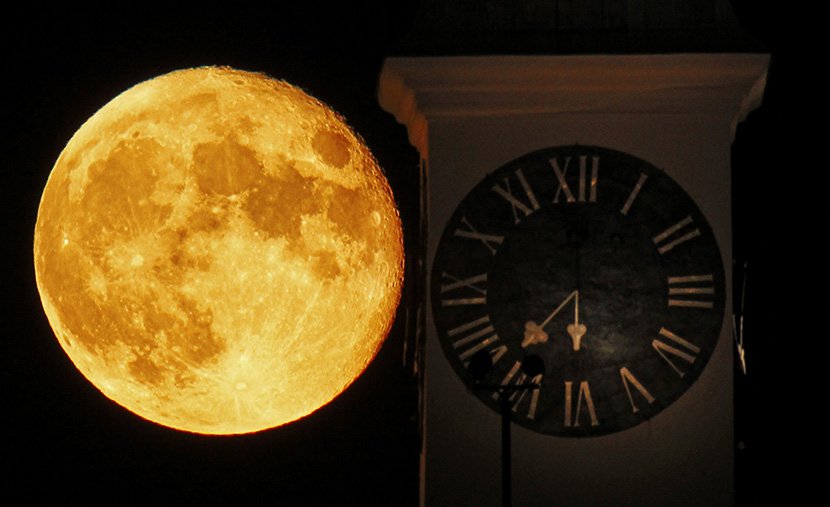 Pun mesec nad Petrovaradinom - Foto: Tanjug/Jaroslav Pap