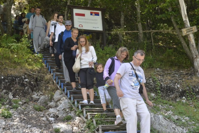 Uvac, turisti uživaju u čistoj i netaknutoj prirodi