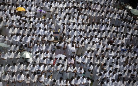 Više od dva miliona muslimana okupljeno je u blizini Meke u Saudijskoj Arabiji za vrhunac godišnjeg hodočašća muslimana - hadžiluk