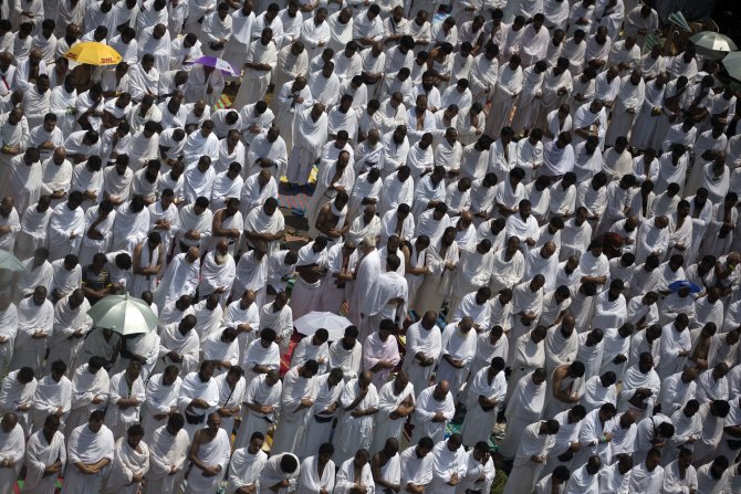 Više od dva miliona muslimana okupljeno je u blizini Meke u Saudijskoj Arabiji za vrhunac godišnjeg hodočašća muslimana - hadžiluk