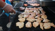 Pripremite sami ukusno meso za roštilj: Mesar nam otkriva kako da prepoznate najbolju piletinu i spremite marinadu (VIDEO)
