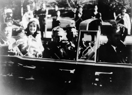 Otkrivanje tajnih dokumenata o ubistvu američkog predsednika Džona Ficdžeralda Kenedija očekuje se danas, ali eksperti smatraju da najverovatnije neće sadržati neka velika otkrića ili zaustaviti teorije zavere o tom zločinu. Otkrivanje tajnih dokumenata o ubistvu američkog predsednika Džona Ficdžeralda Kenedija očekuje se danas, ali eksperti smatraju da najverovatnije neće sadržati neka velika otkrića ili zaustaviti teorije zavere o tom zločinu.