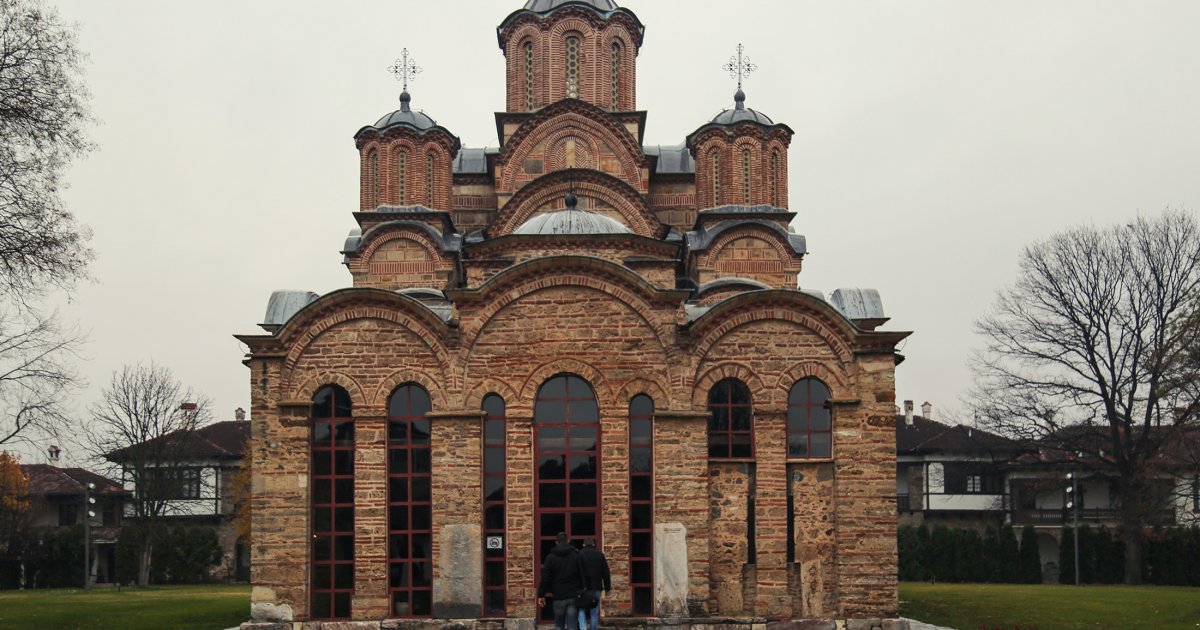 Tradicija koja Srbe održava na KiM: U manastiru Gračanica Badnji dan obeležen sečom badnjaka i liturgijom