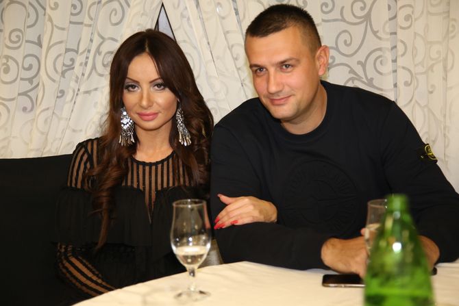 Jelena Vučković sa dečkom, DM Sat Nova Godina, Pozarevac Jelena Vučković sa dečkom, DM Sat Nova Godina, Pozarevac