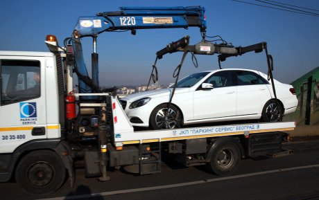 AMSS, pauk odnosi automobil, Parking servis, na želežničkom mostu