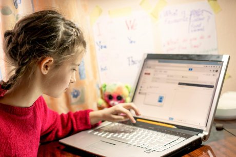 Dete, deca, devojcica, kompijuter, kompjuter, laptop, lap top, internet, računar, facebook, fejsbuk Dete, deca, devojcica, kompijuter, kompjuter, laptop, lap top, internet, računar, facebook, fejsbuk