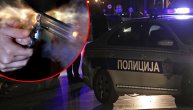 U jednoj ulici pucao na vlasnika kafića, u drugoj udario čoveka pištoljem u glavu: Policija još traga za nasilnikom po Beogradu