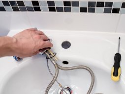 Plumber, vodoinstalater, cevi, voda, cesma, popravka