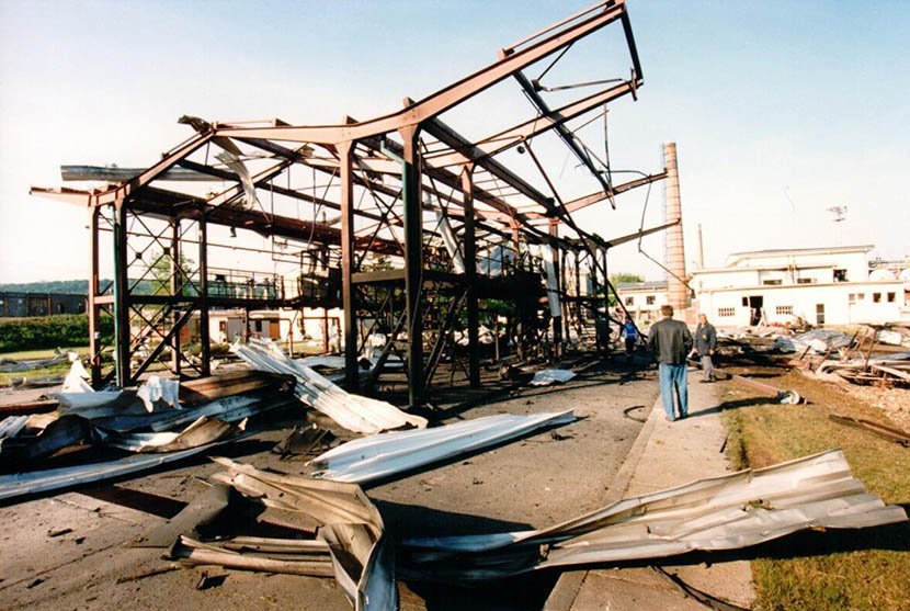 Uništena skladište goriva NIS-a na Čukarici, 1999. Beograd