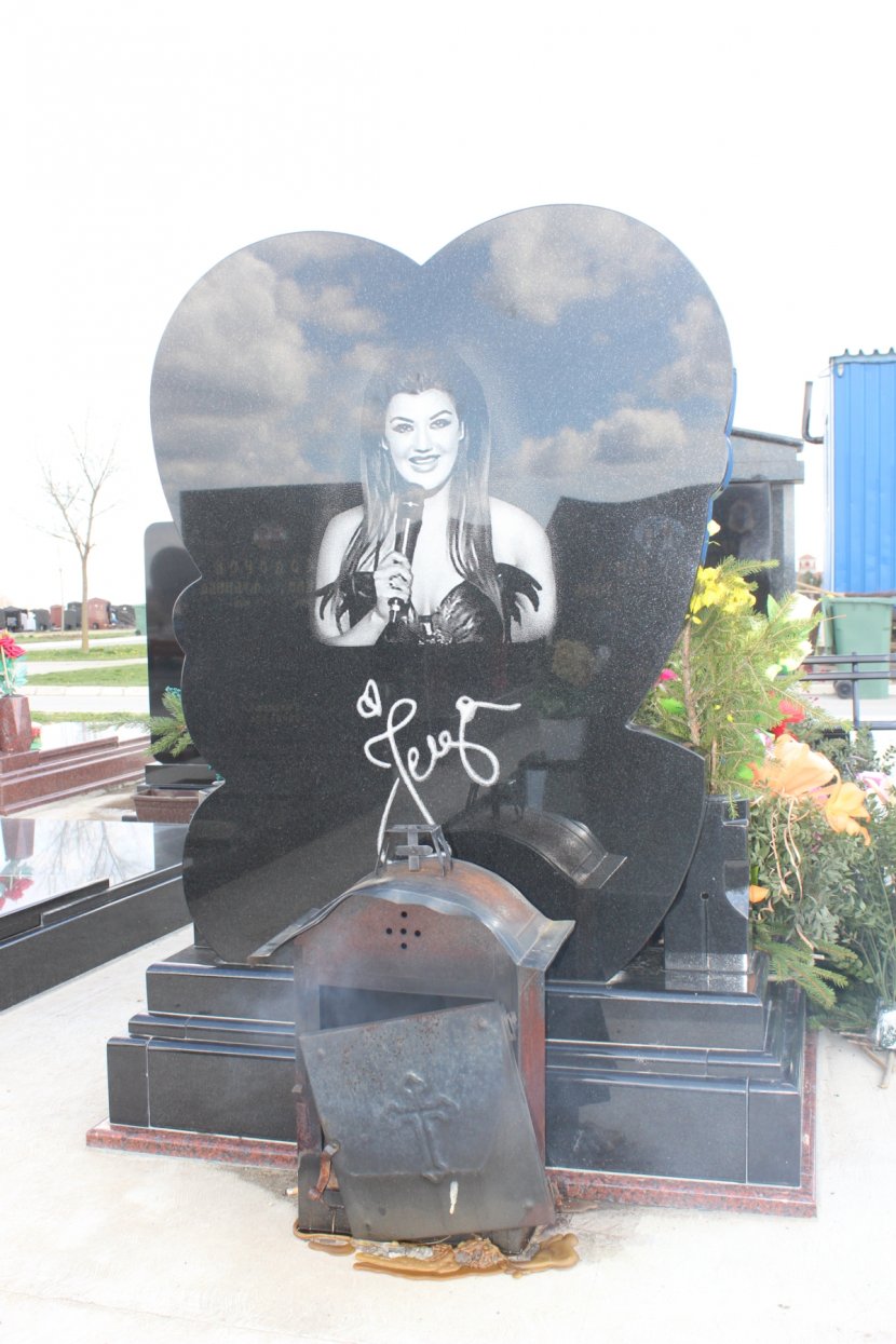 Jelena Marjanović Krsmanović, grob, groblje, dve godine od ubistva, smrti, godišnjica, pomen Jelena Marjanović Krsmanović, grob, groblje, dve godine od ubistva, smrti, godišnjica, pomen