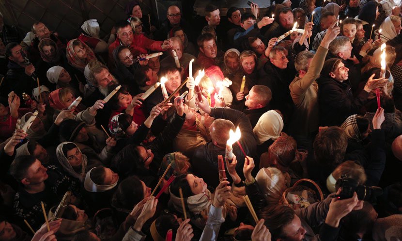 Uoči pravoslavnog Uskrsa, Blagodatni oganj pali se na grobu Isusa Hrista, tokom molitve koju predvodi patrijarh jerusalimski i cele Palestine.
