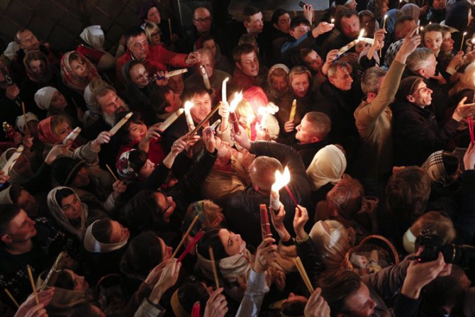 Uoči pravoslavnog Uskrsa, Blagodatni oganj pali se na grobu Isusa Hrista, tokom molitve koju predvodi patrijarh jerusalimski i cele Palestine.