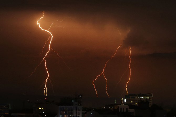 Novi Sad, 24. maja 2018. - Noćašnje munje i gromovi nad Novim Sadom.