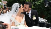 Stigli mladenci! Aleksandra zablistala u raskošnoj venčanici kao iz bajke, pao poljubac u kočiji! (VIDEO) (FOTO)