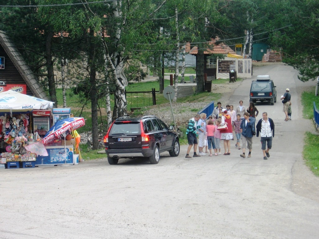 Da više nikada nijedno dete ne izgubi život: Glavna ulica na Divčibarama konačno dobija rešenje za to (FOTO) - Telegraf.rs