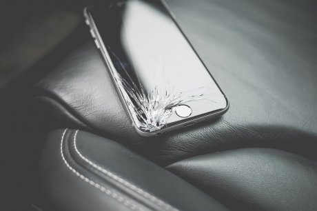 iPhone, polomljen ekran, telefon, ekran, staklo iPhone, polomljen ekran, telefon, ekran, staklo