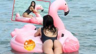 Vrela Aleksandra zajahala flamingosa, kad je izbacila guzu u tangama cela plaža je pomislila da je stavila silikone! (FOTO)