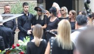Uplakanu udovicu Miše Ognjanovića slomila tuga na sahrani: Sanju Papić su držali dok su kovčeg iznosili iz kapele (FOTO, VIDEO SA LICA MESTA)