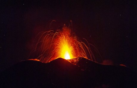 Vulkan Etna na Siciliji tokom erupcije rano u subotu, 25. avgusta 2018