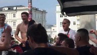 Legendarni vođa Delija kao u Bariju poveo navijanje u centru Salcburga! (VIDEO) (FOTO)
