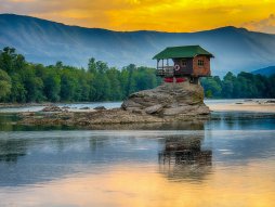 Drina, Bajina Basta, Kucica na Drini, kucica na drini