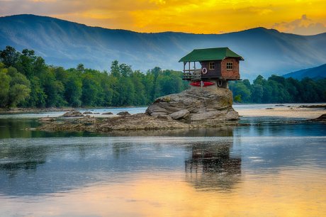 Drina, Bajina Basta, Kucica na Drini, kucica na drini