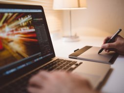 Laptop, programer, racunar, kompjuter, rad na racunaru, posao, radna atmosfera, kancelarija