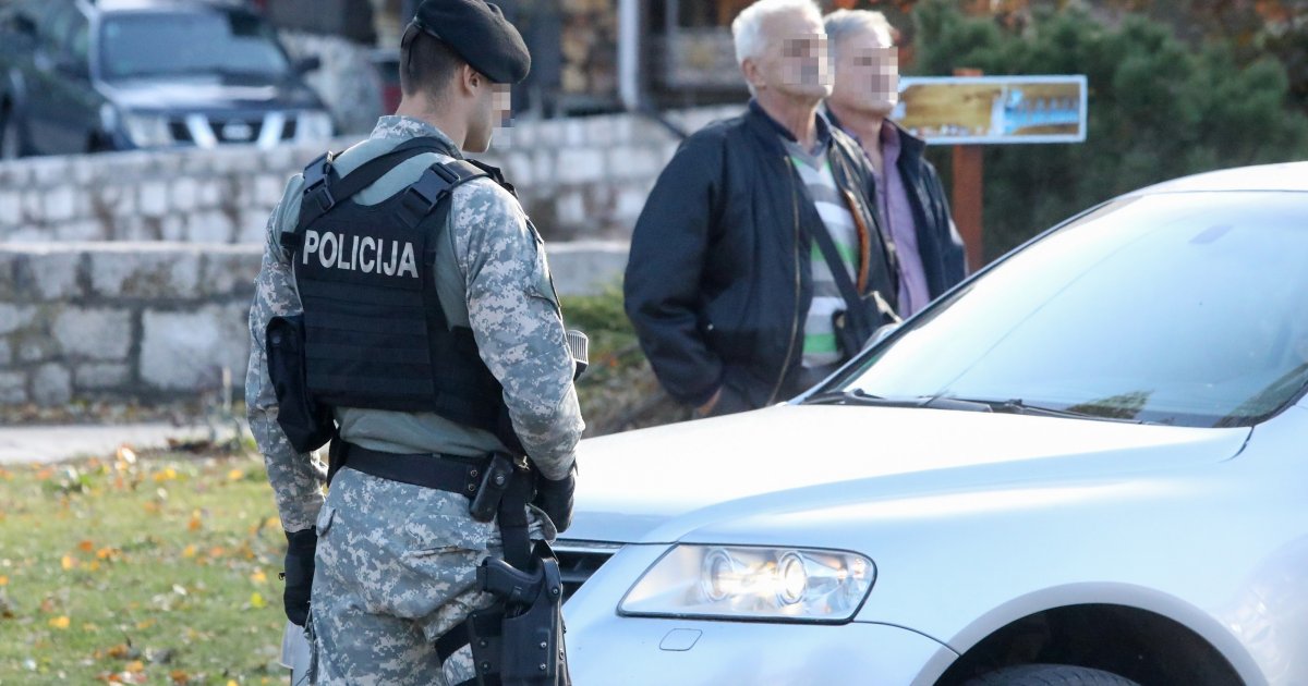 Policajci došli da ga privedu, on ih dočekao sa noževima: "Znate li ko sam ja? Donesi mi pušku i pištolj!"