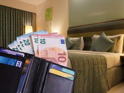 Hotelska soba, novac, pare