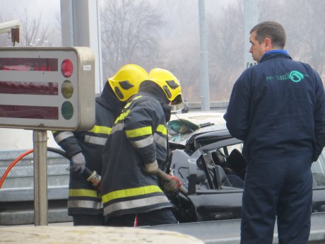 Nis, naplatna rampa, autoput, policija, uviđaj, saobraćajka, saobraćajna nesreca Nis, naplatna rampa, autoput, policija, uviđaj, saobraćajka, saobraćajna nesreca