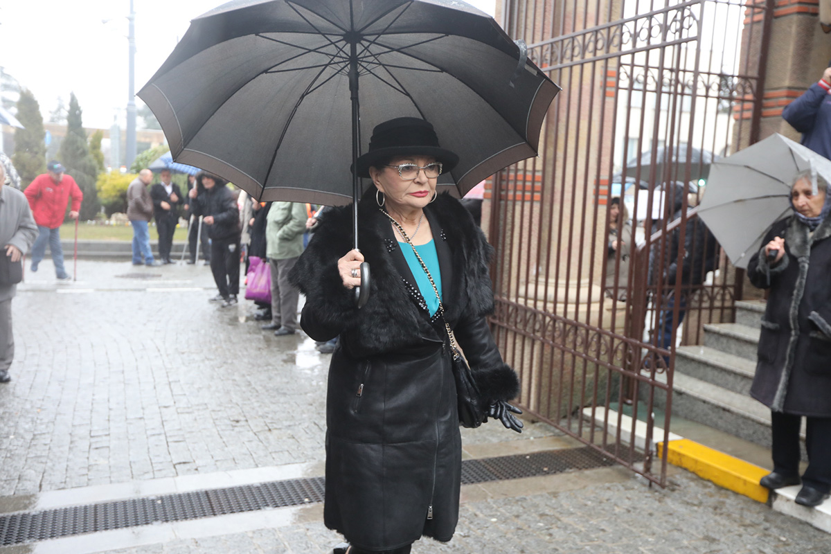 Prima penziju 16.000 din, a važi za legendu narodne muzike! Pevačica šokirala priznanjem: "Deca mi pomažu"