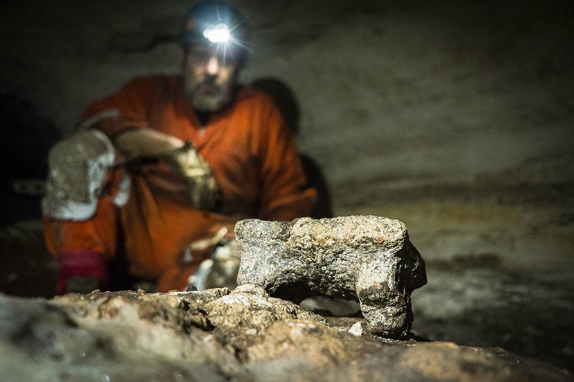 Meksički arheolozi iz Nacionalnog instituta za antropologiju i istoriju objavili su da su pronašli pećinu u svetilištu Maja Čičen Ici, u kojoj su otkrili oko 200 keramičkih posuda u skoro netaknutom stanju.