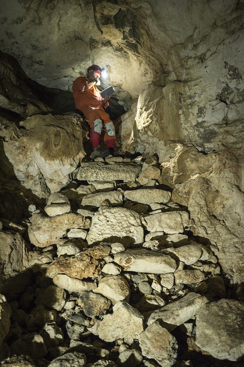 Meksički arheolozi iz Nacionalnog instituta za antropologiju i istoriju objavili su da su pronašli pećinu u svetilištu Maja Čičen Ici, u kojoj su otkrili oko 200 keramičkih posuda u skoro netaknutom stanju.