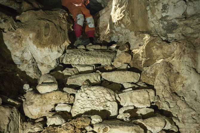 Meksički arheolozi iz Nacionalnog instituta za antropologiju i istoriju objavili su da su pronašli pećinu u svetilištu Maja Čičen Ici, u kojoj su otkrili oko 200 keramičkih posuda u skoro netaknutom stanju.