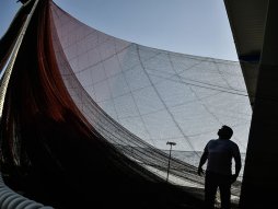 Ribari popravljaju ogromnu ribarsku mrežu sa jednog od brodova San Fermina.