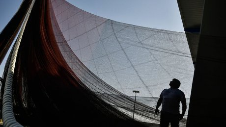 Ribari popravljaju ogromnu ribarsku mrežu sa jednog od brodova San Fermina.