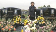 Nada živi od kuće do groblja: Blizanci su joj poginuli na Kosovu, trećem sinu prepuklo srce od tuge za braćom. Za decom umro i otac (FOTO)