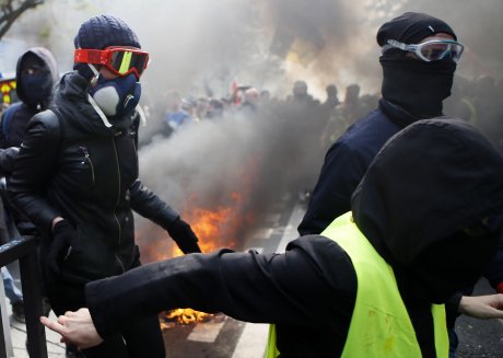 Francuska policija sukobila se sa učesnicima protesta u Parizu koji su na njih bacali kamenice, palili gume i razbijali automobile, a tom prilikom uhapšeno je oko 165 osoba.