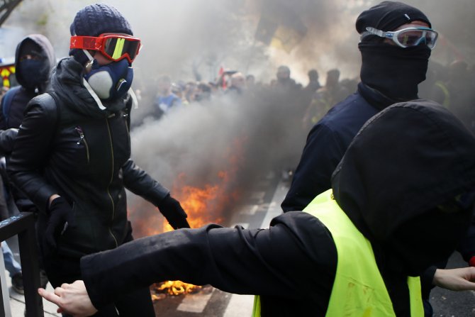 Francuska policija sukobila se sa učesnicima protesta u Parizu koji su na njih bacali kamenice, palili gume i razbijali automobile, a tom prilikom uhapšeno je oko 165 osoba.