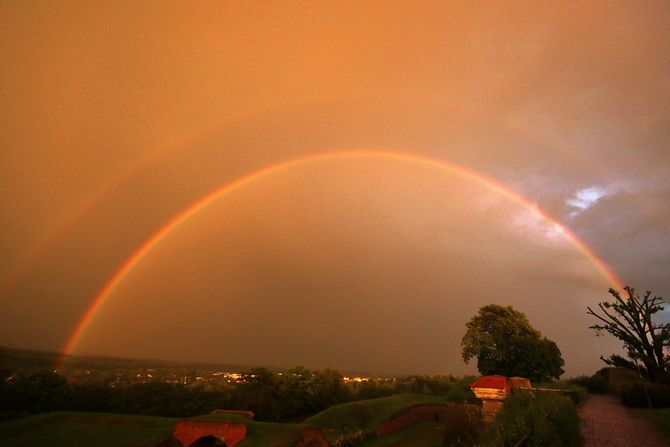 Nevreme sa pljuskom i grmljavinom je protutnjalo Novim Sadom, nad čijim se nebom pojavila duga