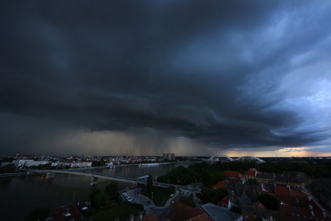 Nevreme sa pljuskom i grmljavinom je protutnjalo Novim Sadom, nad čijim se nebom pojavila duga