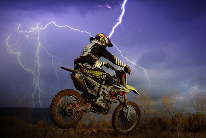 Motociklista, munje Motociklista, munje