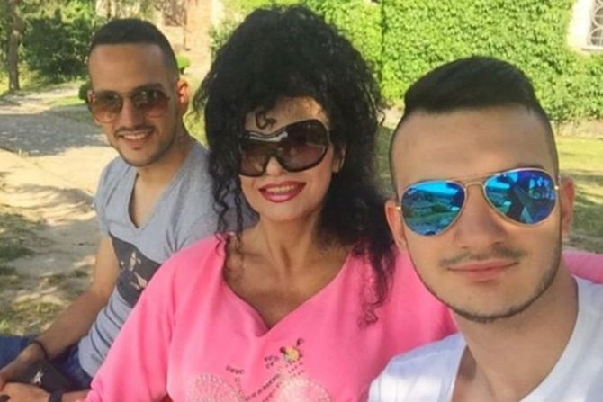 Lidija Vukićević sinovi Andrej i David Mrkela Lidija Vukićević sinovi Andrej i David Mrkela