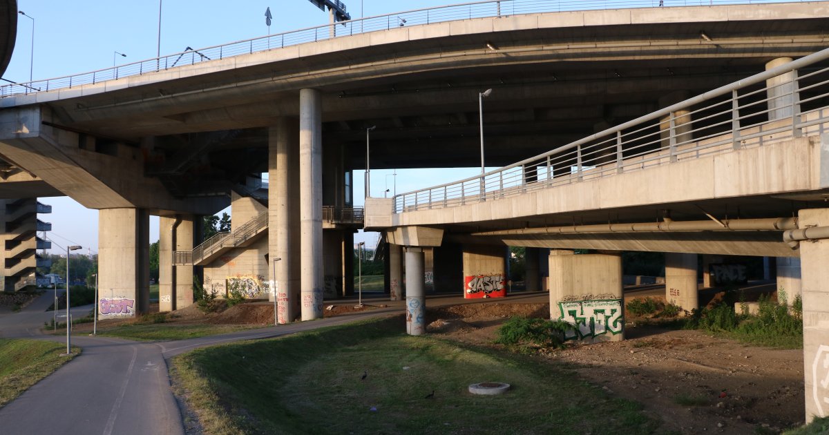 Ужас под мостом на Аде: Рабочие нашли тело во время покоса травы