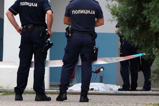 Danijela R. bacila ćerku sa zgrade, pa isekla vene na Bežanijskoj kosi, Bežanija, Bežanijska kosa, ubistvo, samoubistvo, vatrogasci, policija Danijela R. bacila ćerku sa zgrade, pa isekla vene na Bežanijskoj kosi, Bežanija, Bežanijska kosa, ubistvo, samoubistvo, vatrogasci, policija