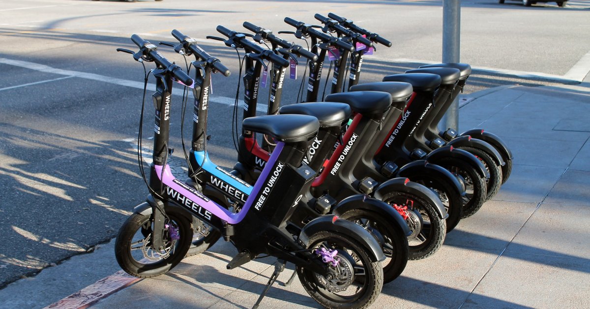 Kad bicikl poželi da bude moped: Prepravljaju ih, voze maloletnici, bez svetala i kaciga