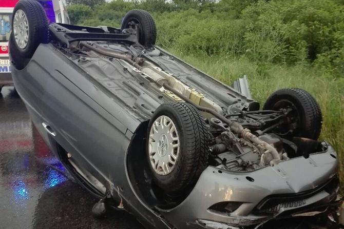 Nesreća saobraćajna Železnik prevrnut automobilska nesreca