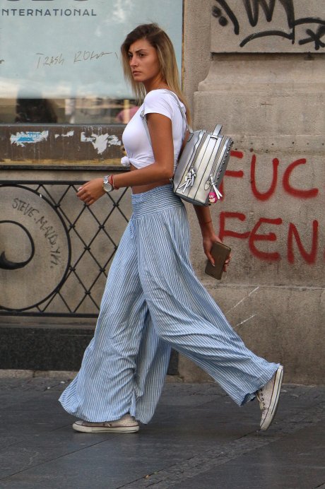 Beograd, Knez Mihailova, letnje vreme, moda, oblačenje, devojke šetaju ulicom