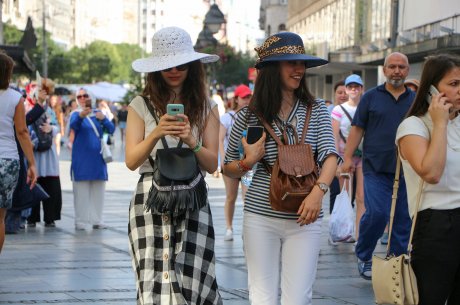 Beograd, Knez Mihailova, letnje vreme, moda, oblačenje, devojke šetaju ulicom