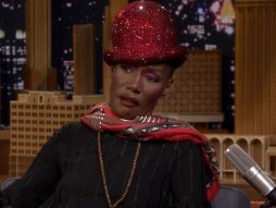 Grejs Džons, Grejs Džouns